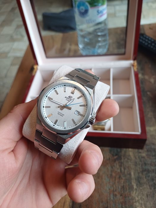 Продавам лот от часовници swatch, panerai, casio, poljot, parkside