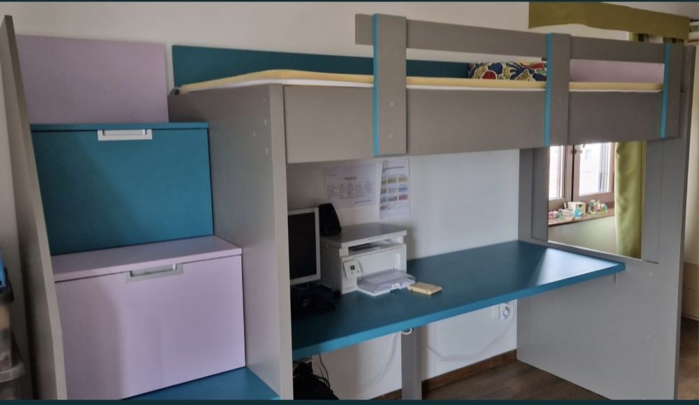 Pat supraetajat cu sertare și birou