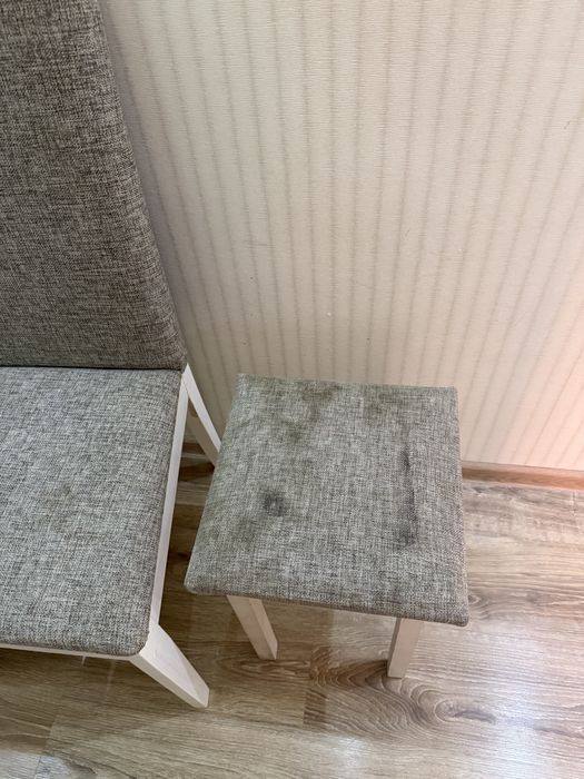 Продам 4 стула + 1 табурет