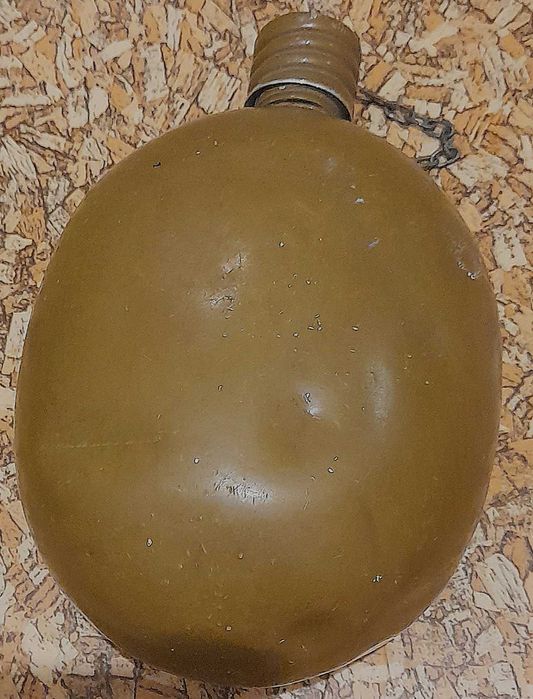 Советская каска и фляга