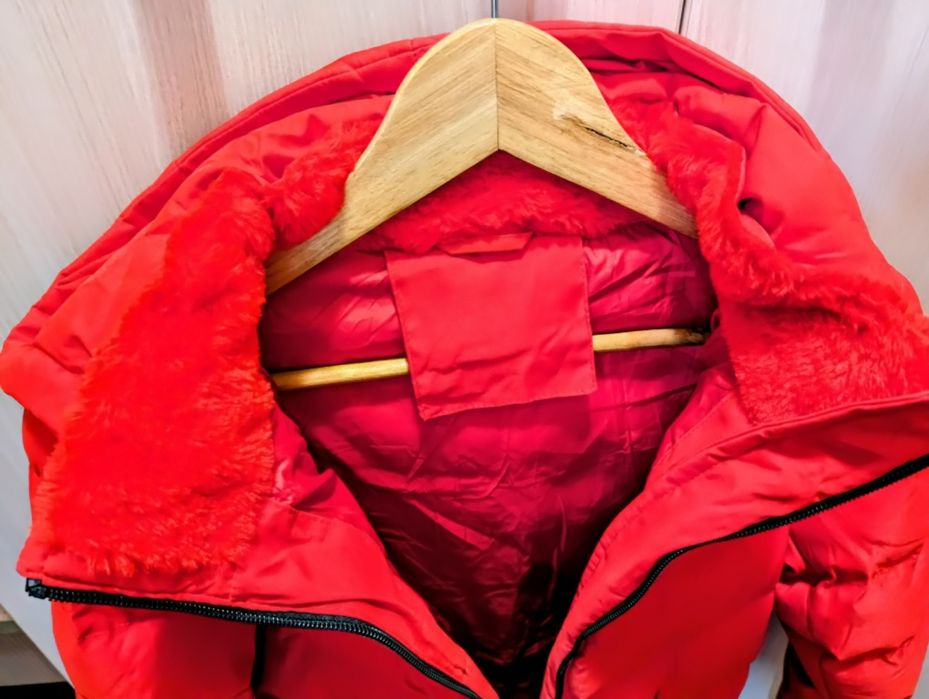 Geacă de sezon, nouă, cu blăniță la guler și mănuși la mâneci