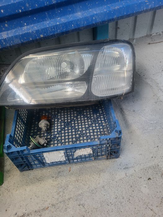 Продам фары передние на субару