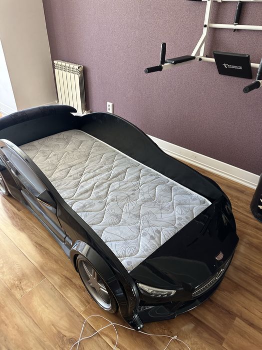 Детская кровать машина