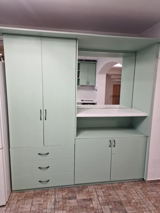 Голяма кухня в зелен цвят