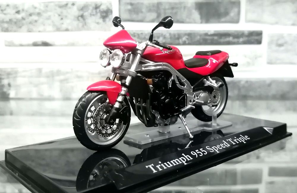Масштаб-я модель Triuph 955. Seed Triple, Ducati Monster 1200S 2014г