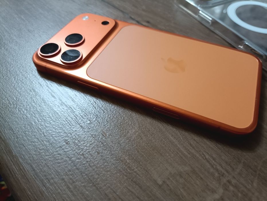 iPhone 17 Pro Max. Муляж, с чехлом.