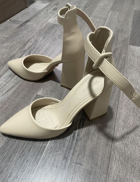 Pantofi cu toc- Bej