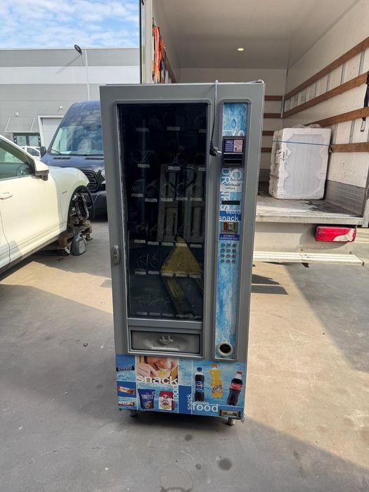 Automat vending snacks și băuturi – funcțional / complet echipat