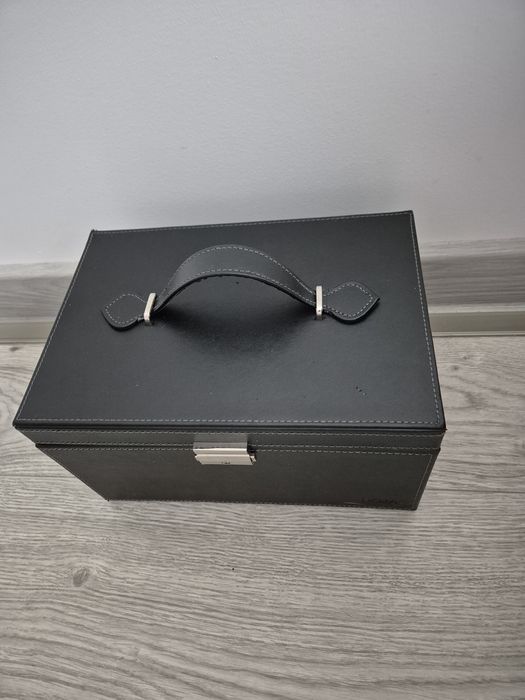 Caseta de bijuterii din piele