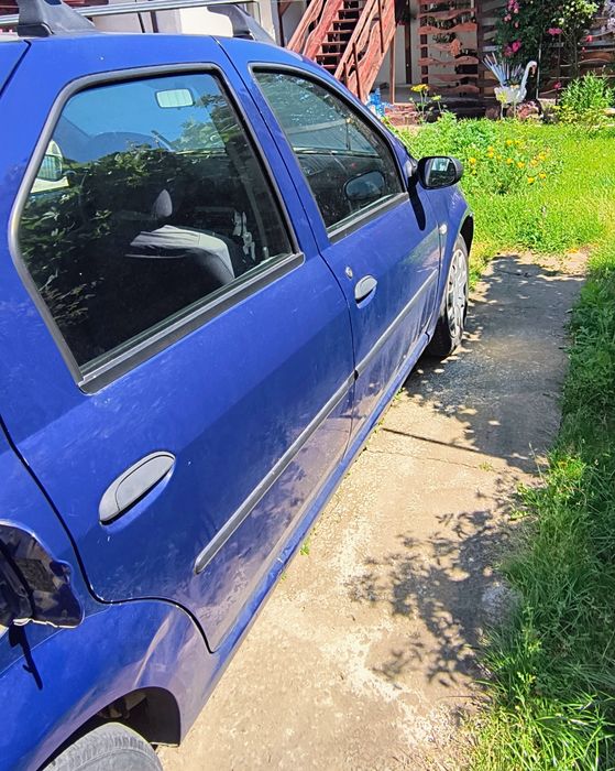 Dacia Logan ținută în garaj