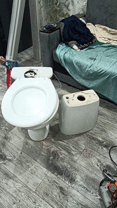 Продам унитаз с бочком
