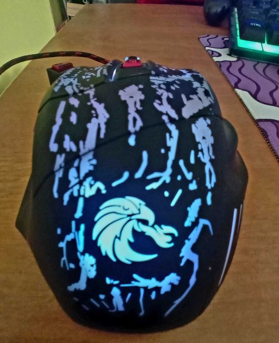 Продавам геймърска мишка HXSL +RGB.