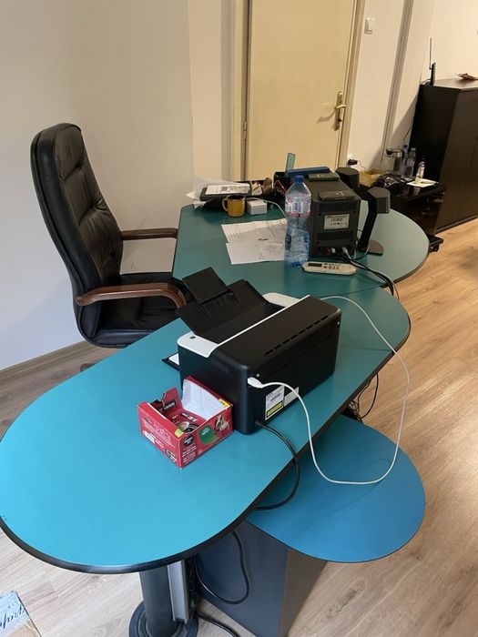 Офис бюро със заключващ механизъм