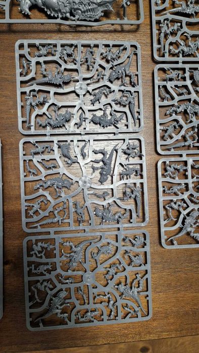 Warhammer 40K Tyranids - 10th edition Starter Set Box - on sprue