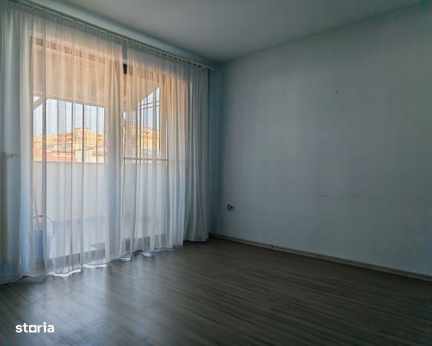 Apartament 4 camere, cartier Intre Lacuri, loc de parcare