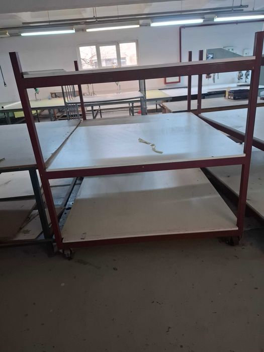 rafturi, mese  , scaune