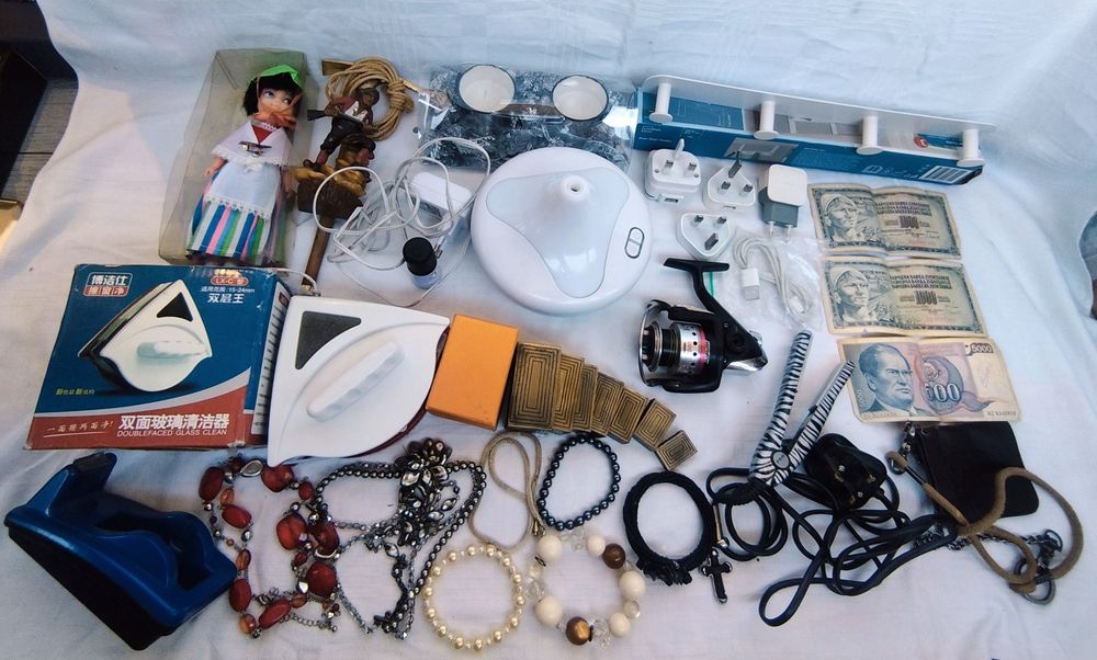 Lot obiecte vechi, decorațiuni, figurine, bancnote, brățări și coliere