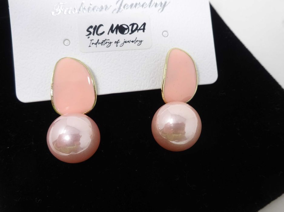 Нови елегантни дамски обеци в розов цвят с изкуствени перли.