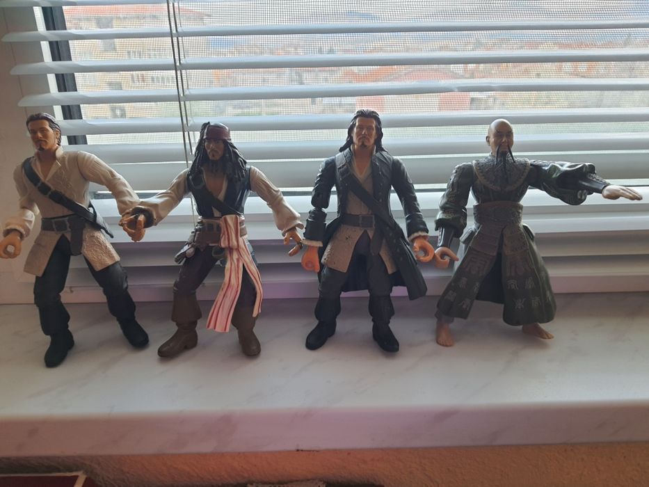 Фигурки големи биещи на карибски пирати