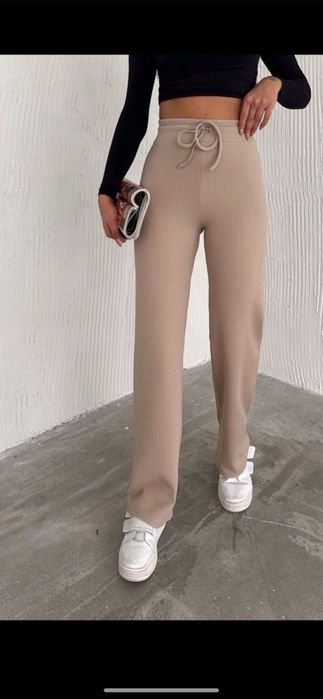 Дамски черни клин-панталон с разкроен крачол 
Клинове на oysho