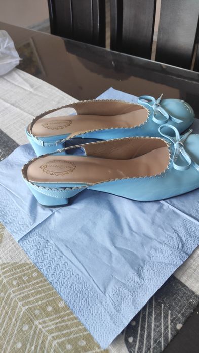 Светло сини обувки