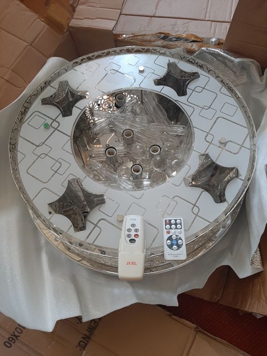 Музыкальная люстра с разными подсветками.