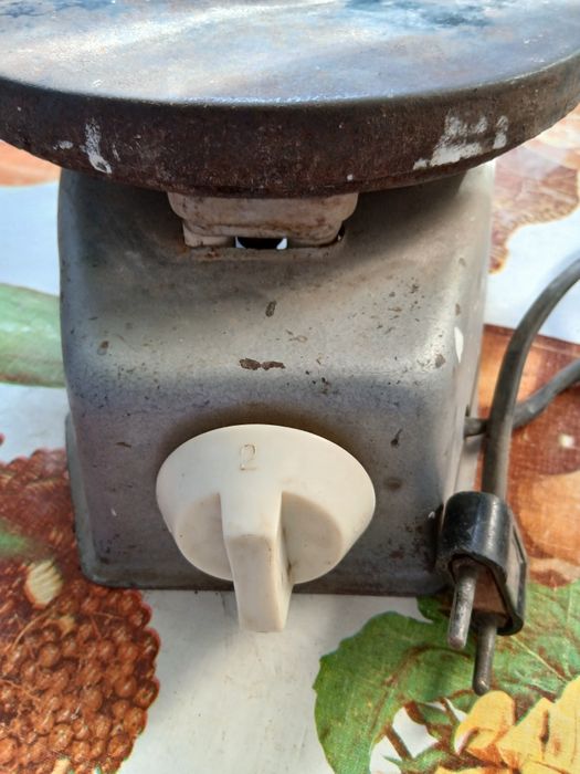 Плитка электрическая ,моторчик венилятора.