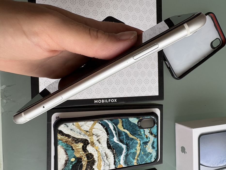 Телефон Iphone XR бял + 3 кейса