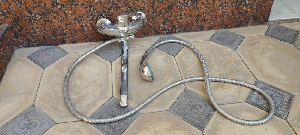 Продается Смеситель для ванны и душа.