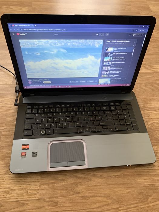 Laptop Toshiba display mare 17,3 led,250gb mem,4gb ram,cu incarcator.