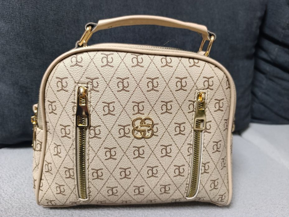 Чисто нова бежова чанта