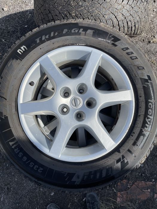 Продаю колёса 235/65/R17 (резина + диски)