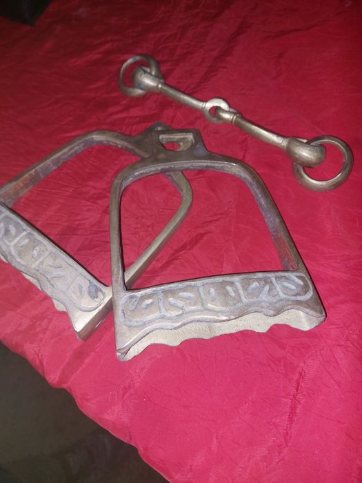 Uzangi va nuxta sotiladi