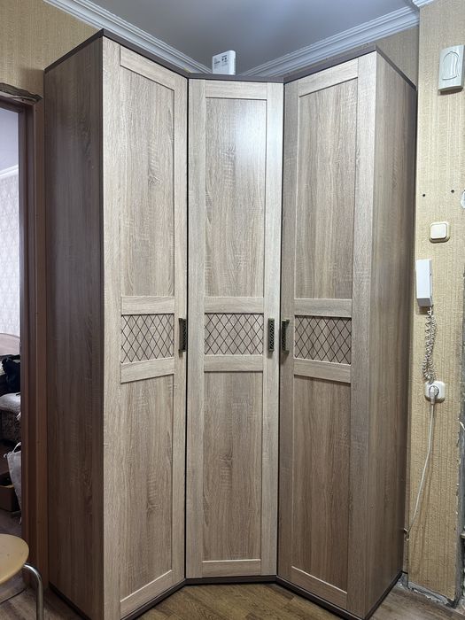 Шкаф угловой высокий