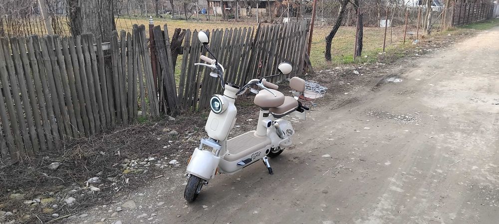 Moto. Scuter. Electric.