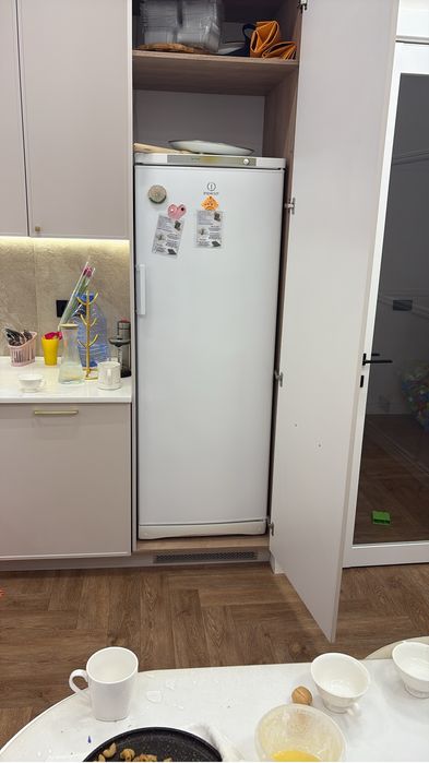 Продам морозильник indesit