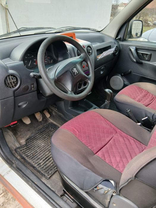 Inchiriez auto Peugeot Partner