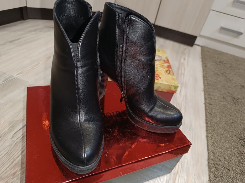 Продам женские ботинки