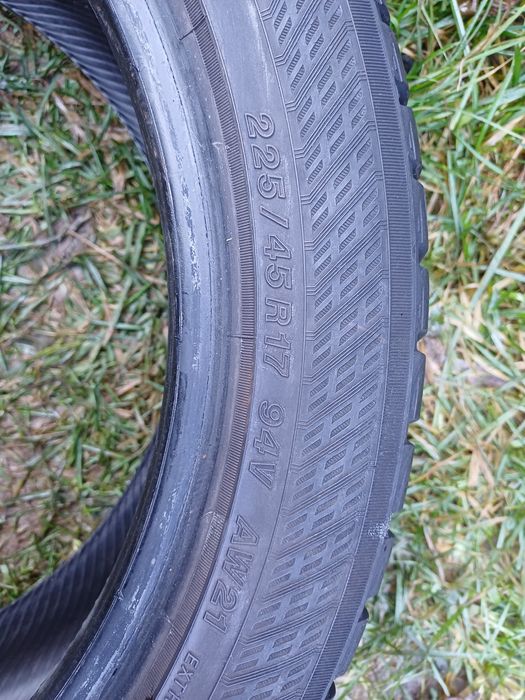 Vând 2 anvelope de iarna 225 45 r17 YOKOHAMA foarte bune