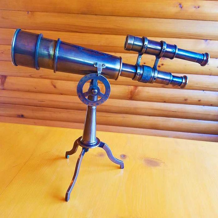 Далекоглед бронзов с античен дизайн и бронзова тринога