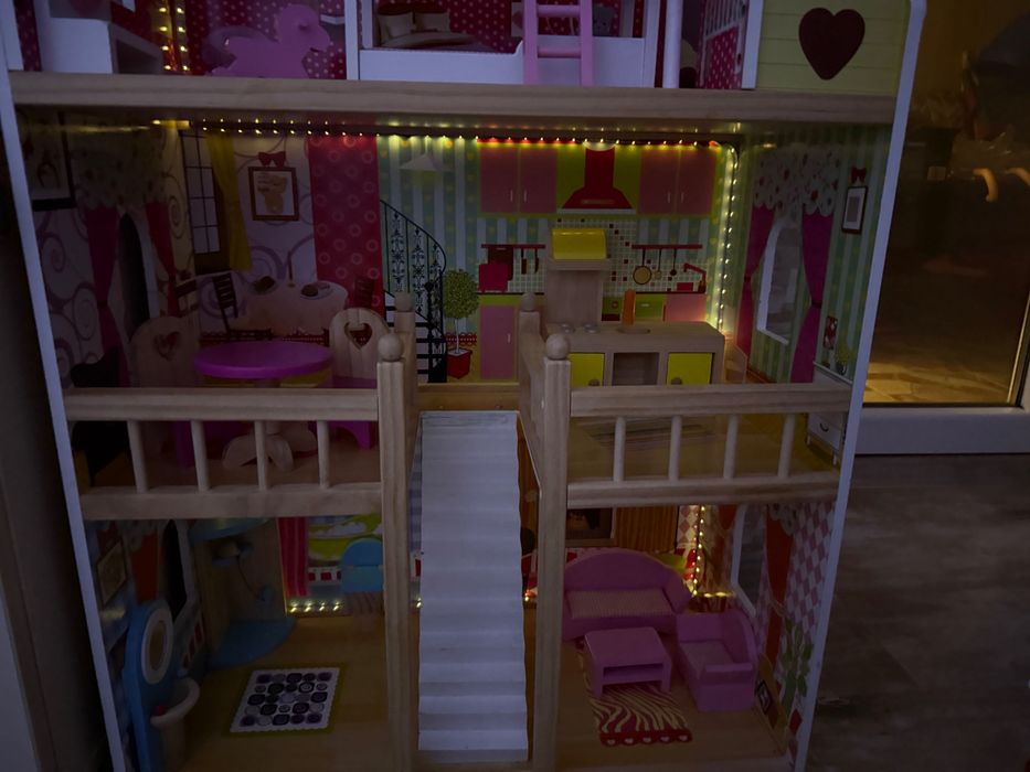 Детска дървена къща за кукли