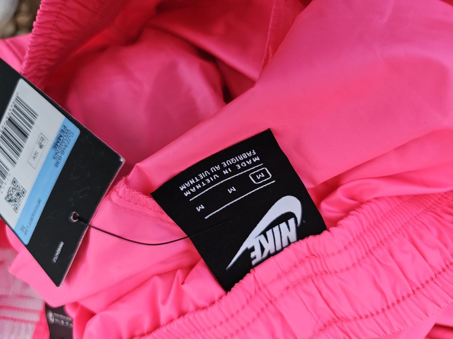 Nike оригинална дамска долница материя шушляк нова М размер