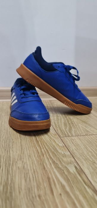 Adidași de vânzare 40