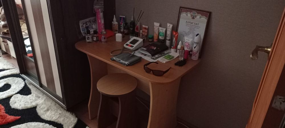 Стол журнальный ,можно под косметику