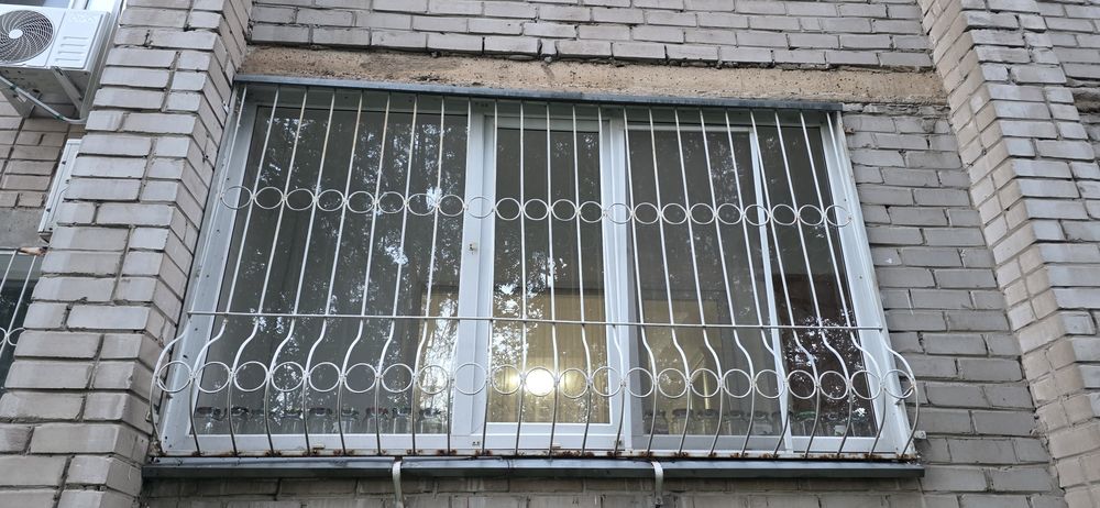 Продам балконной окно с решеткой