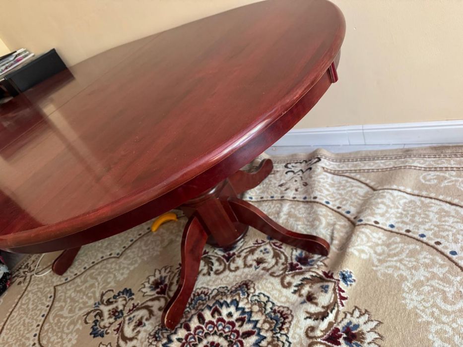 Стол для гостинной