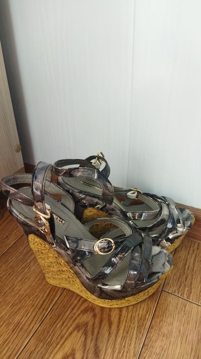 Продам лакированные босоножки