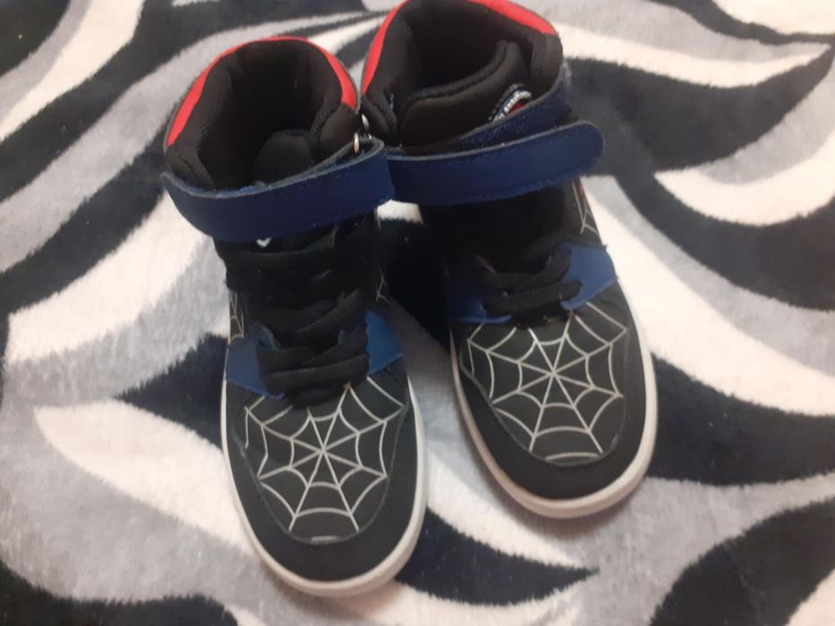 Adidasi de culoare neagra