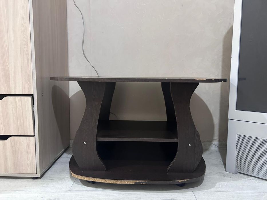 Все бесплатно. Диван.Люстра.Стол.