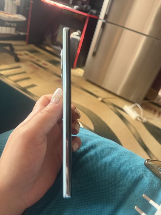 Продам телефон Vivo v30e.